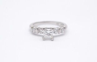  Platinum Diamond Engagement Ring .90 CTTW 4.5 Grams Size 4.25