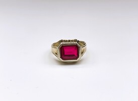 14k Yellow Gold Size 8 Red Stone Ring 5.8 Grams